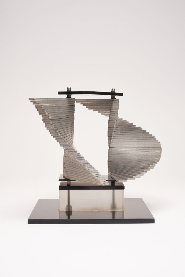 Wolfram Beck, o.T., Assemblage, 1971, Edelstahl und Acrylglas, beweglich, 21 x 20 x 20 cm