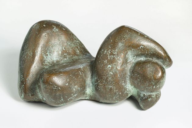 Louise Stomps | Kleine Ruhende | um 1950 | Bronze | 16,5 x 35 cm